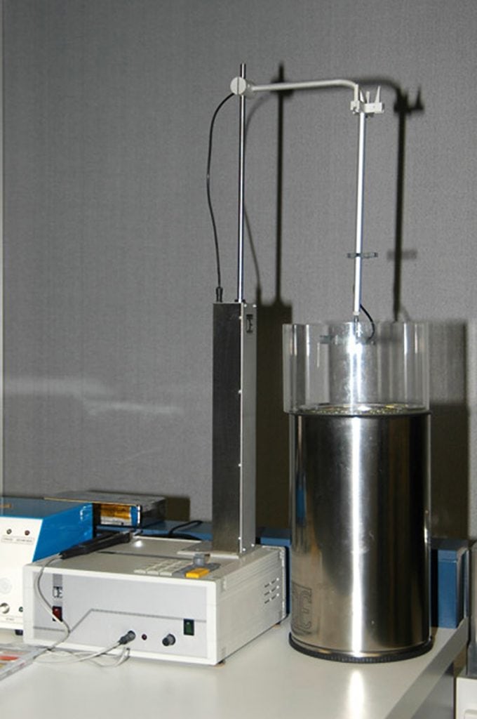 Dondurma cihazlarından bir tanesi. Burada kamışların her aşaması gaz fazında bulunan azotun sıvı hale getirilmesi yoluyla bilgisayar tarafından kontrol edilir (sıcaklık -196 ºC).